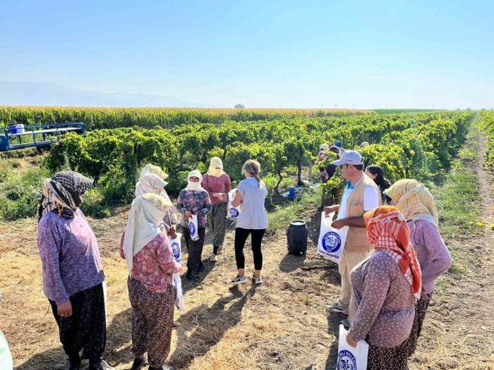 Salihli’de Üzüm İşçilerine Serinleten İkram