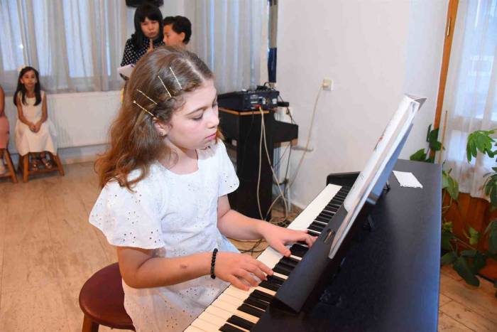 Minik Yüreklerin Piyano Konseri Beğeni Topladı
