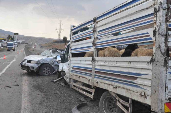 Kaza Yapan Sürücüyü Kurtarmaya Çalışırken Ezilmekten Son Anda Kurtuldular