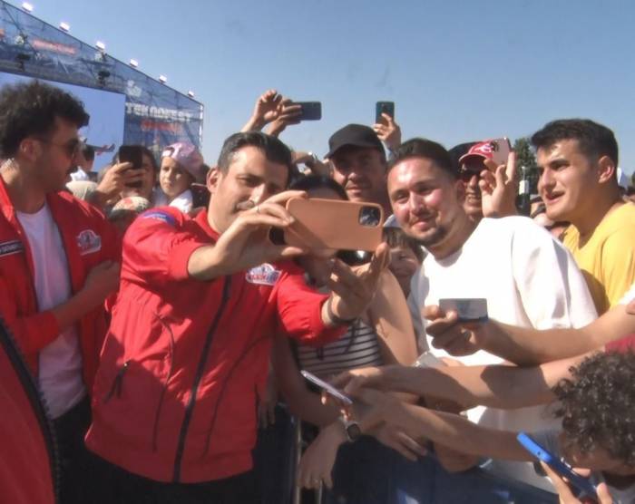 Selçuk Bayraktar’a Vatandaşlardan Sevgi Seli