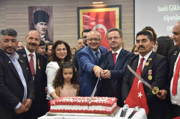 Manisa’da Zafer Bayramı Coşkusu Akşam Da Devam Etti