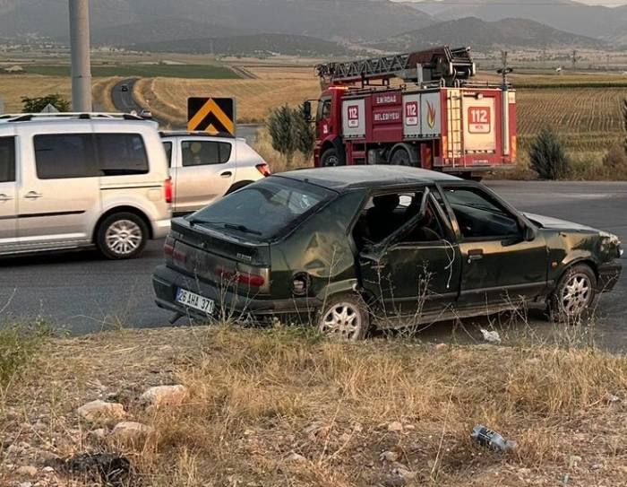 Kavşakta Devrilen Otomobilde 4 Kişi Yaralandı