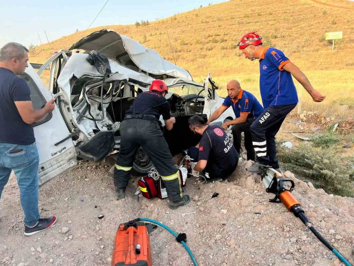 Kamyonet İle Hafif Ticari Araç Çarpıştı: 1 Ölü, 3 Yaralı