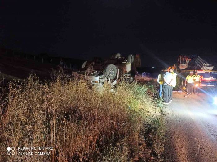 Ankara’da Tır Tarlaya Uçtu, Sürücü Hayatını Kaybetti