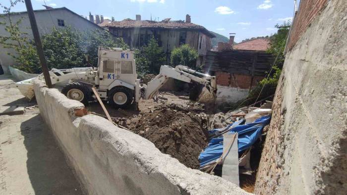 ‘Babam Bahçeye Bomba Gömmüş’ İddiası Polis Ekiplerini Harekete Geçirdi