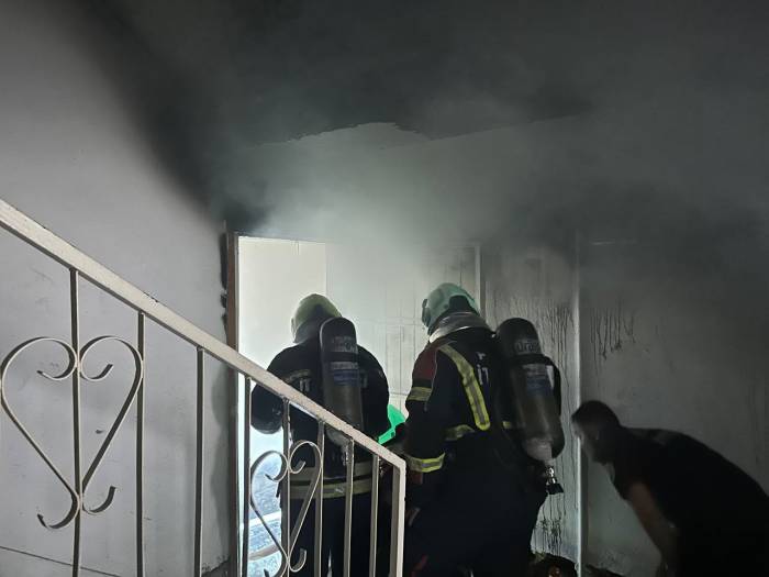 Evini Ateşe Verdi, Komşuları İtfaiye Kurtardı
