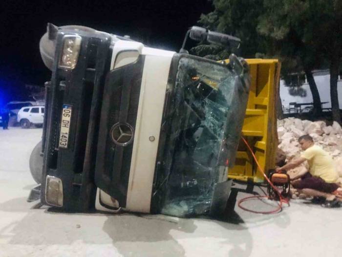 Bilecik’te Hafriyat Yüklü Kamyon Devrildi: 1 Yaralı