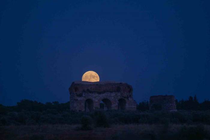Tralles İle Birleşen Mavi Ay, Görsel Şölen Oluşturdu