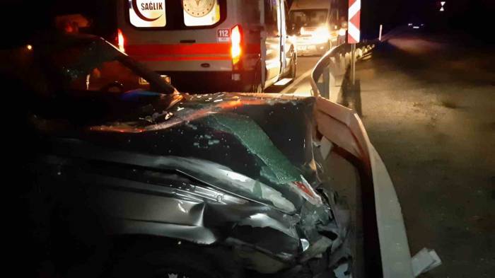 Kaza Yaptı, Ardından Bariyerlere Savruldu: 2 Yaralı