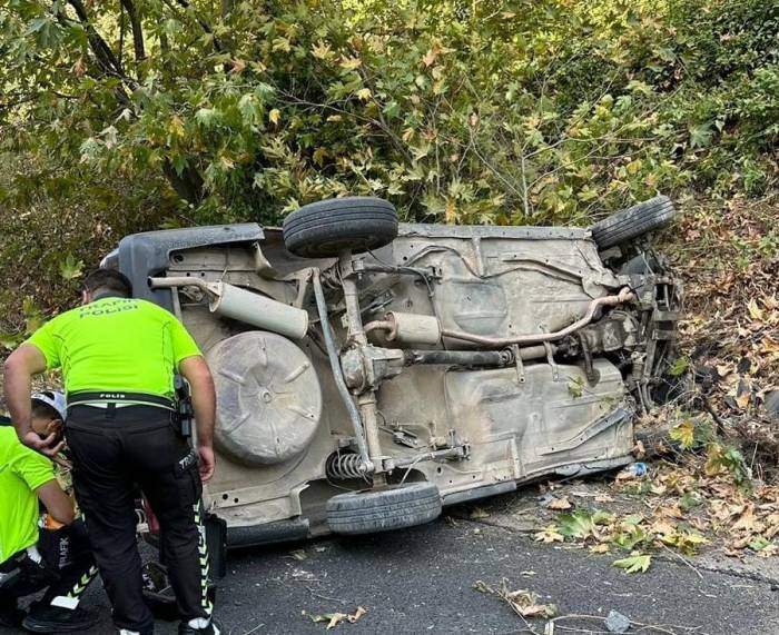 Yan Yatan Otomobilden 5 Kişi Sağ Çıktı