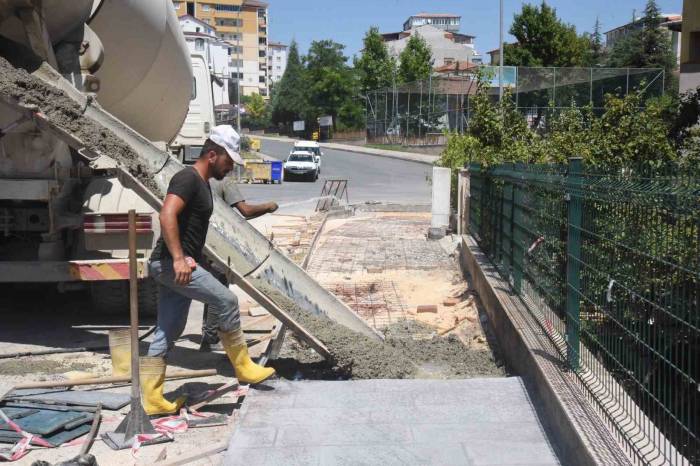 Cadde Ve Sokaklarda İyileştirme Çalışmaları Devam Ediyor