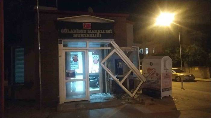 Kontrolden Çıkan Otomobil Muhtarlık Binasına Çarptı