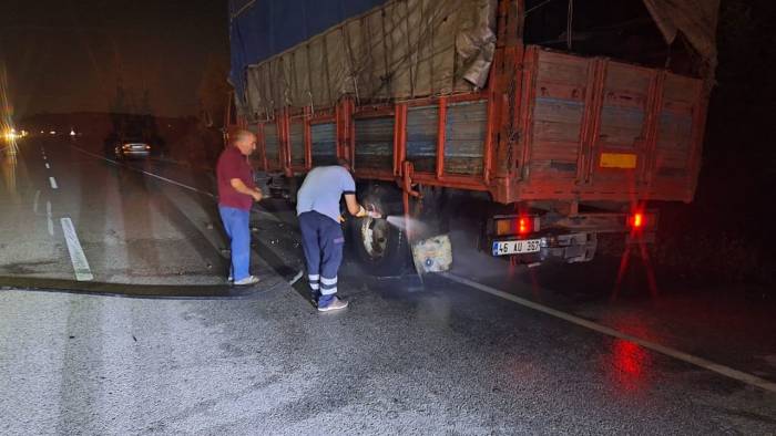 Seyir Halindeki Kamyonun Lastikleri Alev Aldı