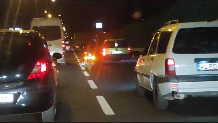 Motosiklet Sürücüsü Araçların Arasından Makas Atarak İlerledi