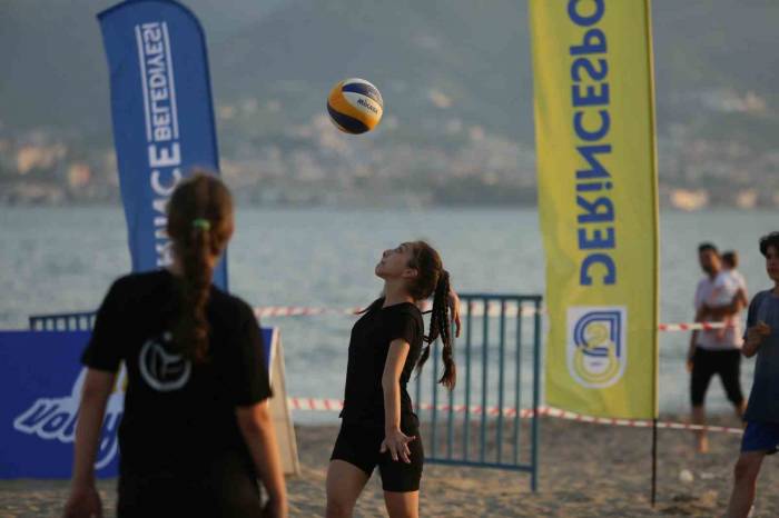 Derince’de Plaj Voleybolu Turnuvası Kıyasıya Mücadele İle Başladı