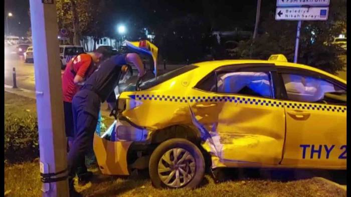 Üsküdar’da Dolmuş İle Taksi Çarpıştı: 3 Yaralı