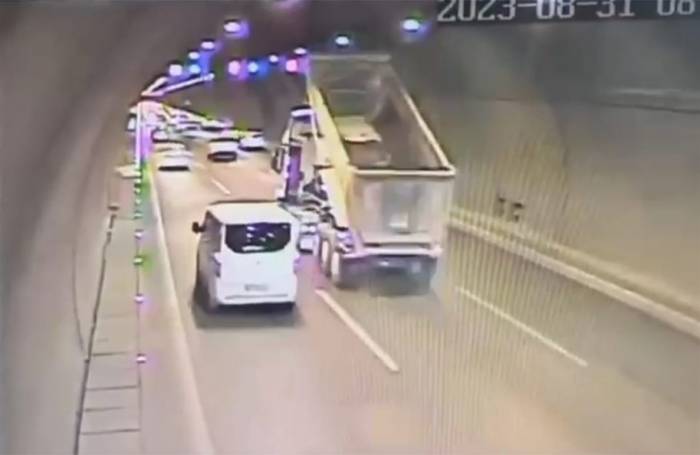 İzmir’de Damperi Açık Unutulan Kamyonun Yaptığı Kaza Kamerada