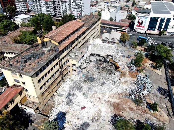 Gaziantep’in Depremde Ağır Hasar Alan İlk Devlet Hastanesi Yıkılıyor