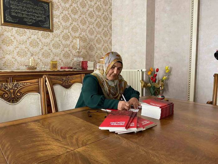 Depremzede Anne Depremde Yaşadıklarını Kitap Haline Getirdi