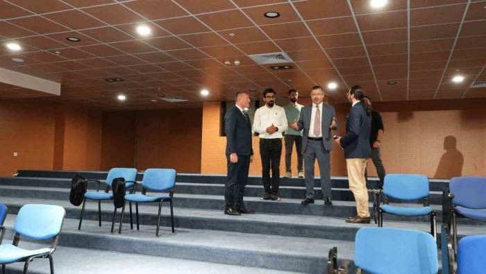 Rektör Kırışık Türker İnanoğlu İletişim Fakültesi’ni İnceledi