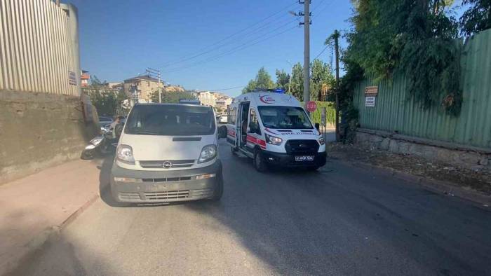 Panelvan Motosiklete Çarptı: 1 Yaralı