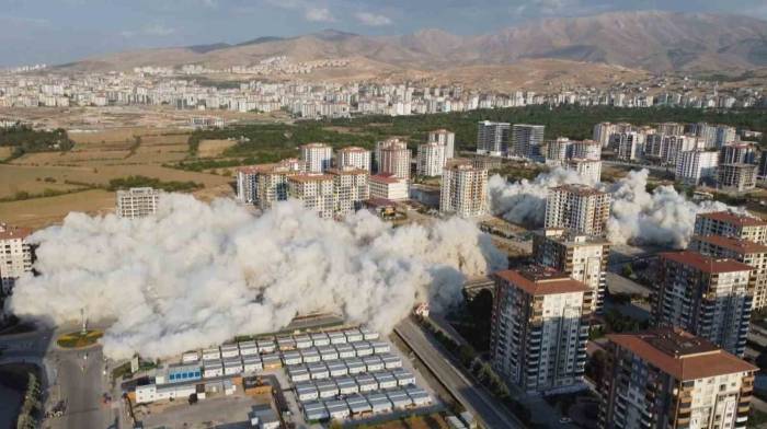 Malatya’da 350 Dairenin Bulunduğu 7 Blok Patlayıcı İle Yıkıldı