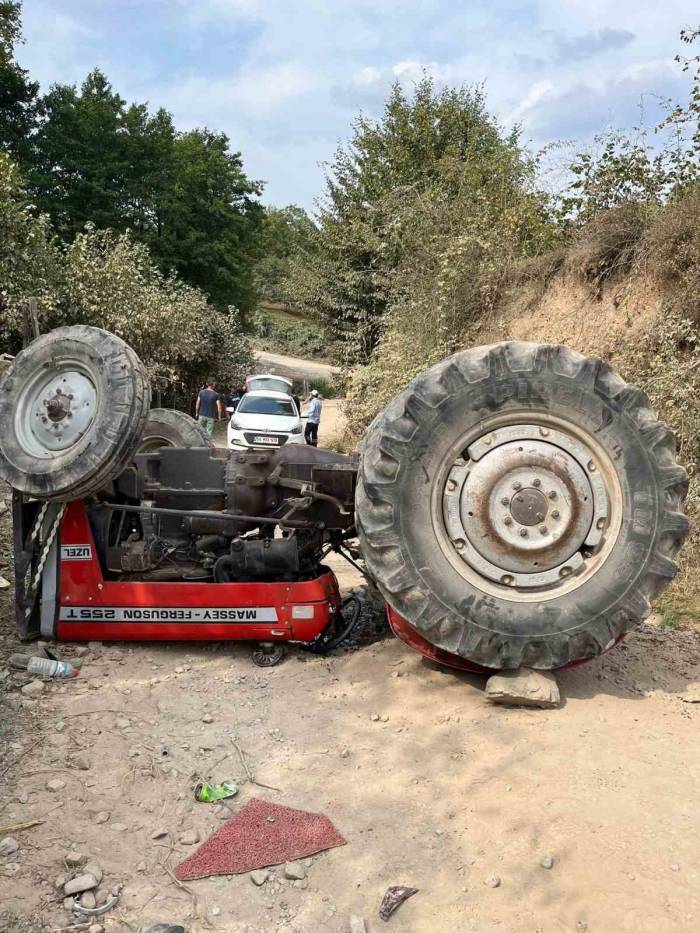 Sakarya’da Traktör Devrildi: 1 Ağır Yaralı