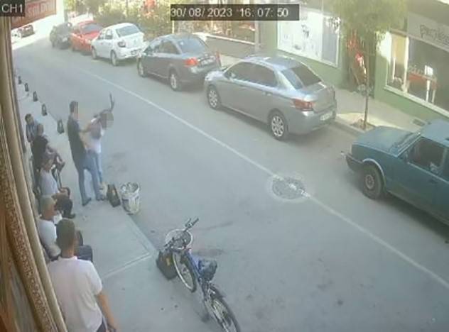 Babası Sokak Ortasında Kızını Dövdü, Kızı İse Babasını Dayaktan Kurtardı