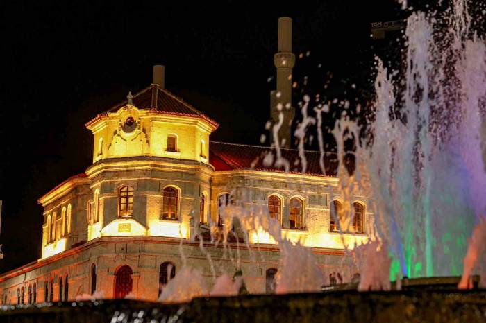 Tarihi Bina Işıklandırıldı, Yeni Görünümüyle Hayran Bıraktı