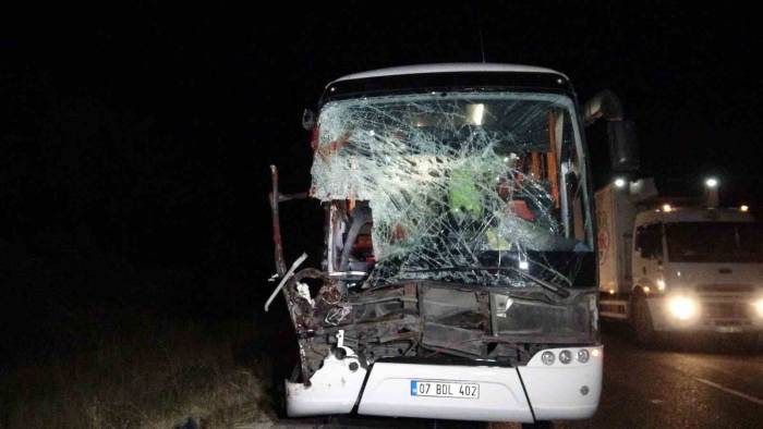 Yolcu Otobüsü Tıra Arkadan Çarptı: 1’i Ağır 15 Yaralı