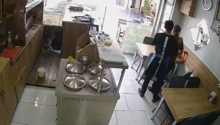Soluk Borusuna Yemek Kaçan Müşterisini Heimlich İle Kurtardı