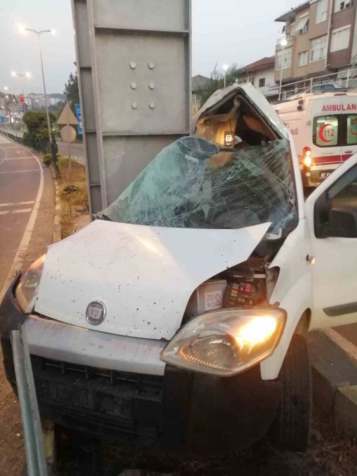 Kontrolden Çıkan Otomobil Üst Geçit Direğine Çarptı:1 Yaralı