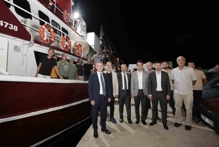 Kocaeli’de Balıkçılar Havai Fişek Eşliğinde Denize Açıldı