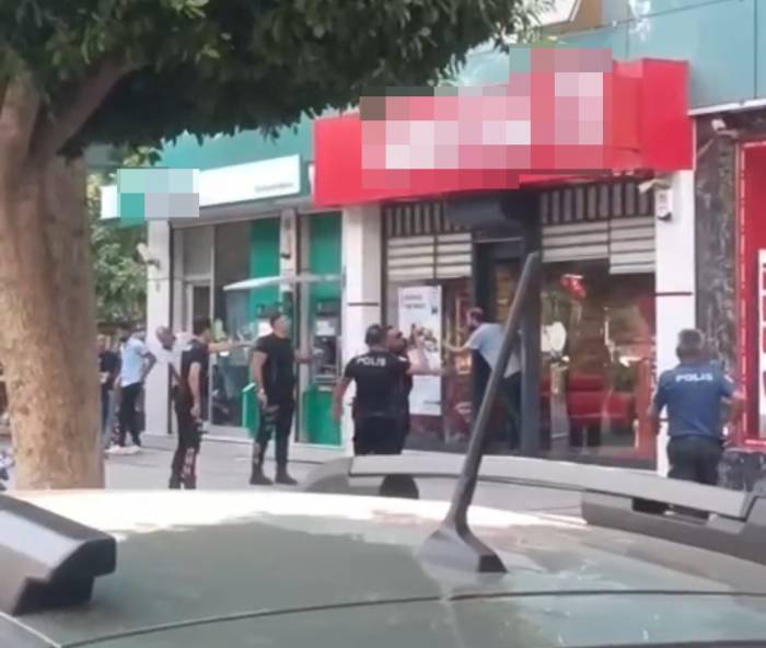 Mağdur Edildiğini Öne Süren Şahıs Çalışanı Rehin Aldı