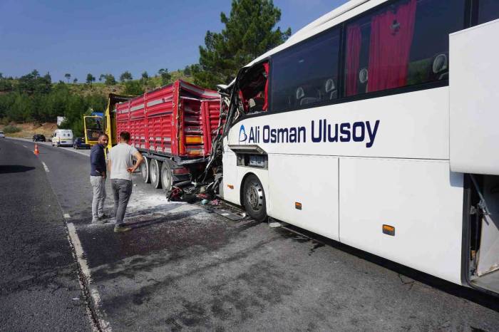 Otobüs Tıra Arkadan Çarptı Sürücü Ve Muavin Hayatını Kaybetti