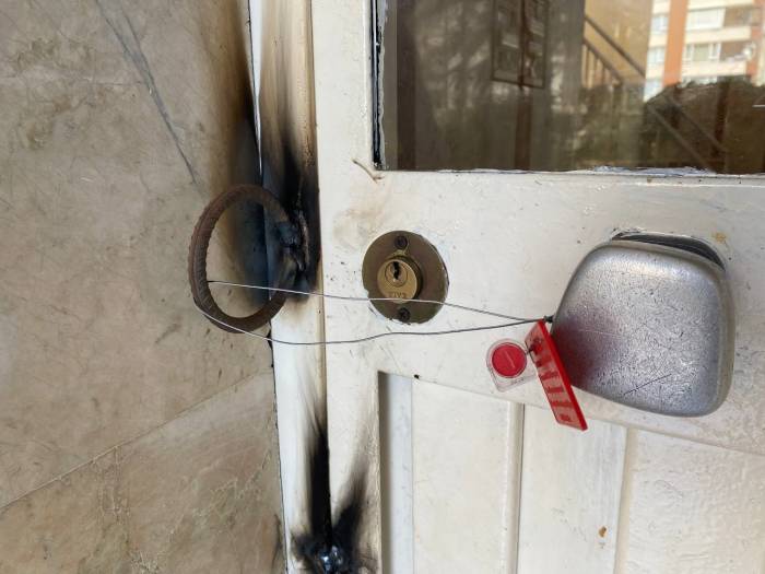 Boşaltılan 26 Yıllık Sitenin Kapısına Mühür Vuruldu, Hırsızlık Olaylarına Karşı Kaynak Atıldı