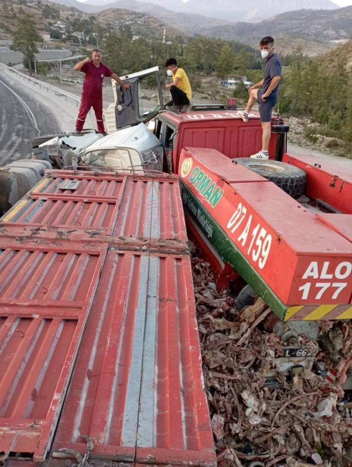 Devrilen Kamyon Park Halindeki Arazöz Ve Otomobile Çarptı: 1 Yaralı