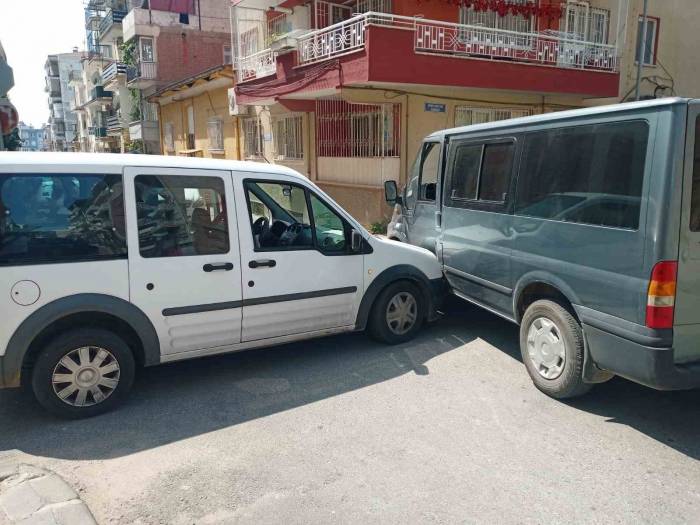 Mahkum Taşıyan Polis Aracı Kaza Yaptı