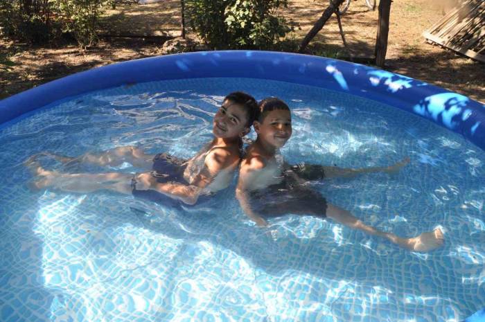 O Köyde Çocuklar İçin Alınan Şişirme Havuz Miniklerin Neşe Kaynağı Oldu