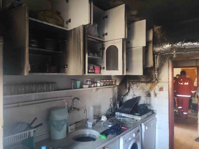 Mutfakta Çıkan Yangın Evi Küle Çeviriyordu