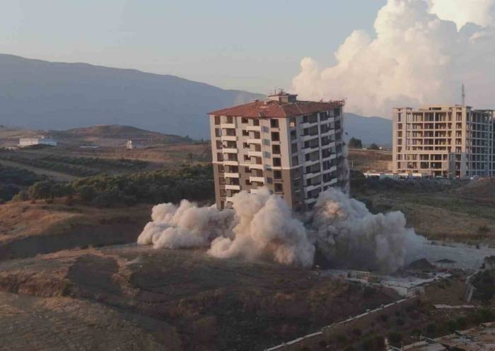 Milyonlar Verip Almışlardı, Kağıt Gibi Yerle Bir Olan 15 Katlı Binadan Geriye Borç Kaldı