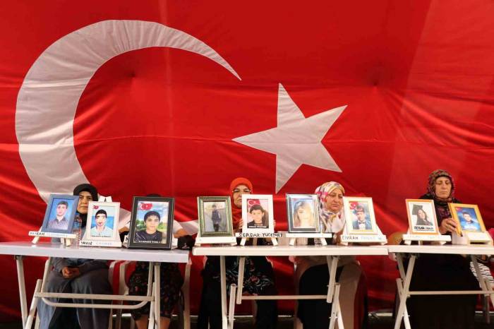 Diyarbakır Anne Ve Babalarının Evlat Nöbeti 5’inci Yılına Giriyor