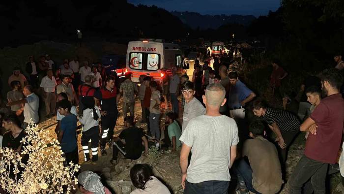 Fındık İşçilerini Taşıyan Traktör Şarampole Yuvarlandı: 13 Yaralı