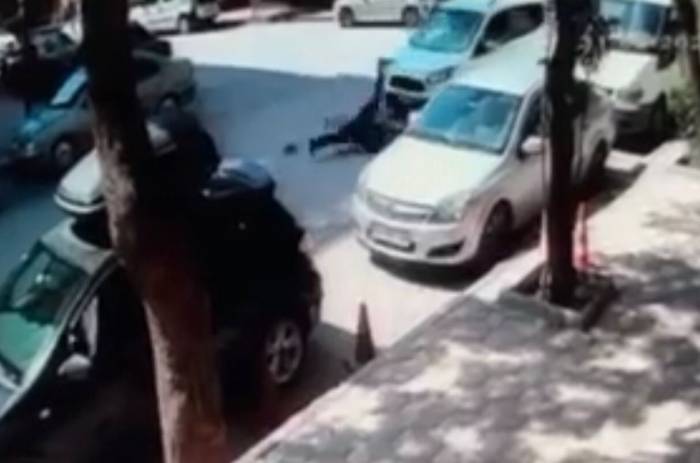 Otomobilin Bisikletli Şahsa Çarpma Anı Kameralara Yansıdı