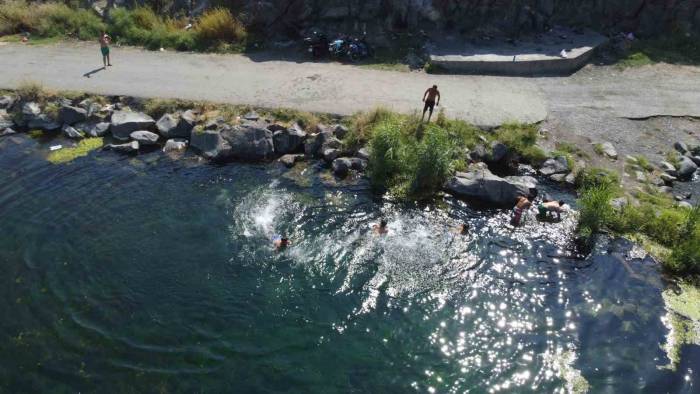 Ağrı Dağı Eteklerinde Yüzme Keyfi