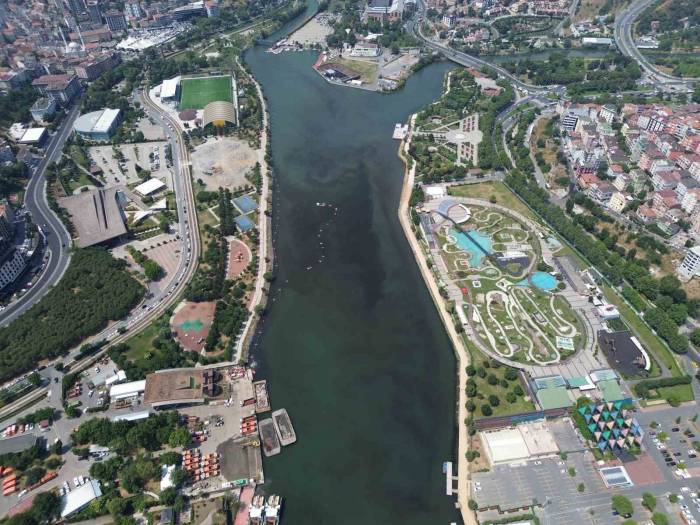 Haliç Reklamlarda Mavi Gerçekte Siyah