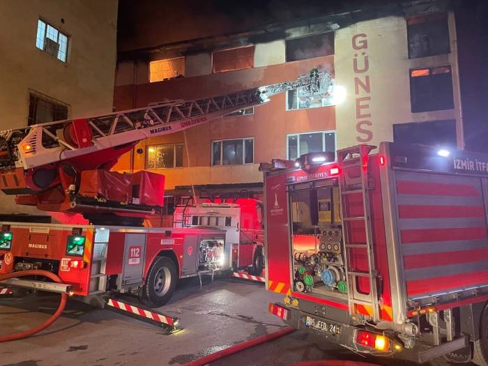 İzmir’de 4 Katlı Binada Yangın Paniği