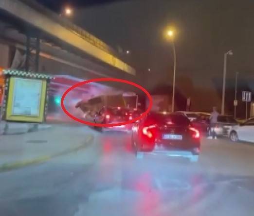 Buldozer Yüklü Kamyonun Devrilme Anı Kamerada