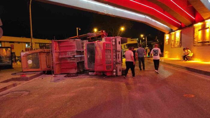 Buldozer Yüklü Kamyon Alt Geçidin Tavanına Çarpıp Devrildi