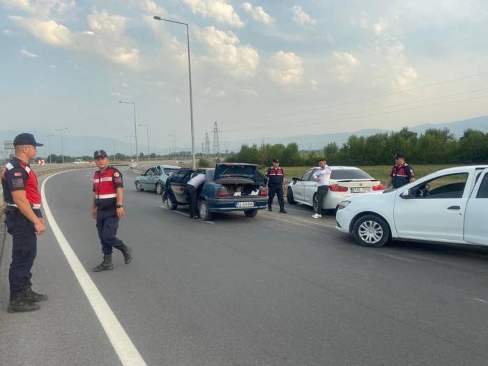 3 Otomobilin Karıştığı Zincirleme Kazada 1’i Bebek Toplamda 2 Kişi Yaralandı
